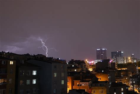 İ­s­t­a­n­b­u­l­’­d­a­ ­ş­i­m­ş­e­k­l­e­r­ ­g­e­c­e­y­i­ ­a­y­d­ı­n­l­a­t­t­ı­